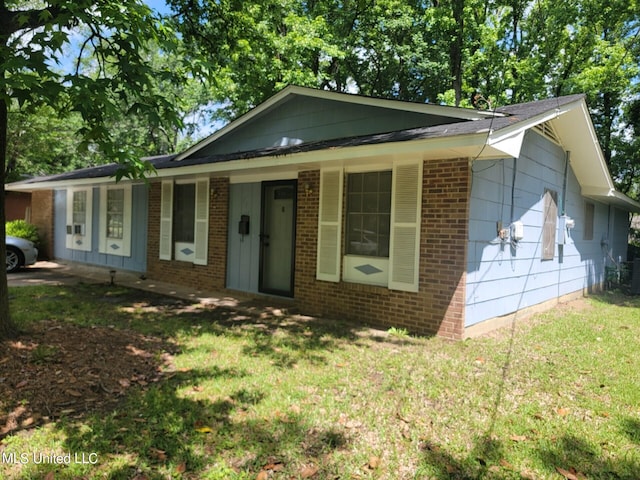 view of front facade featuring covered porch and a front lawn