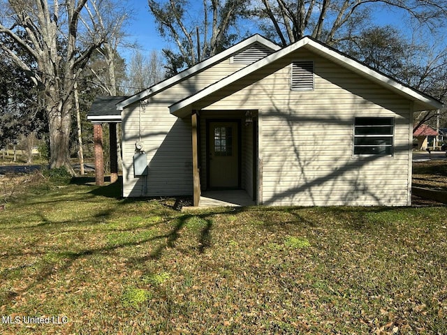 view of front of property featuring a front lawn