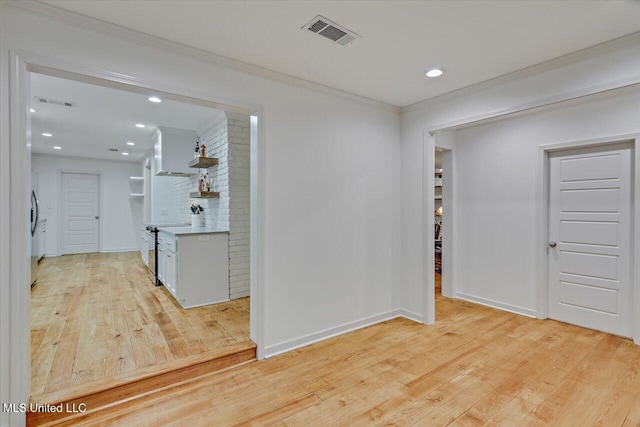 102 Holly Trl, Brandon, MS 39047 - unfurnished room with light wood-style floors, ornamental molding, recessed lighting, and baseboards