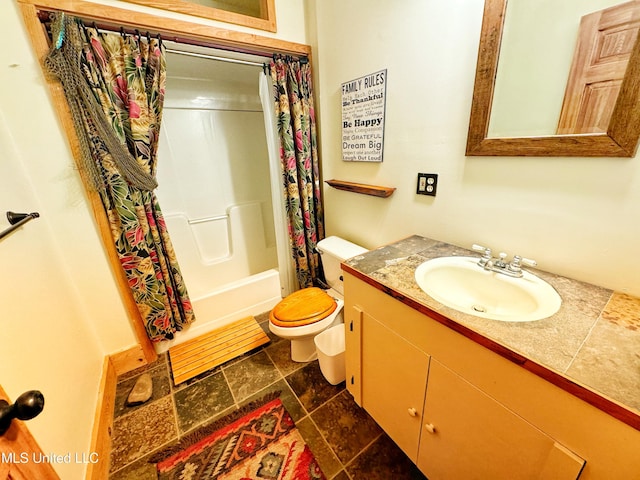 full bathroom featuring shower / tub combo with curtain, vanity, and toilet