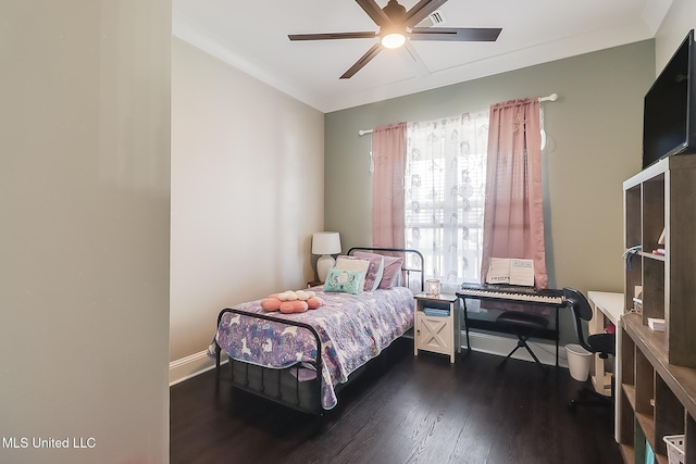 bedroom with crown molding, dark hardwood / wood-style floors, and ceiling fan