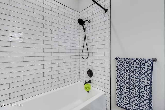 bathroom with tiled shower / bath