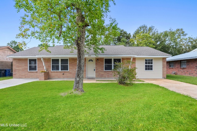 single story home with a front lawn