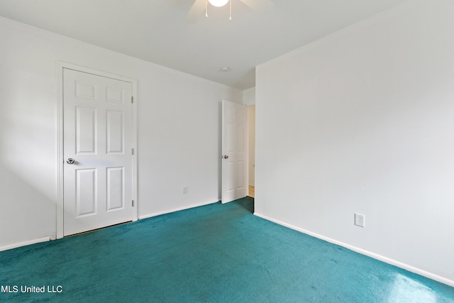 carpeted empty room featuring ceiling fan