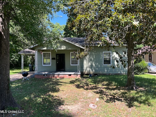 view of front facade featuring covered porch and a front yard