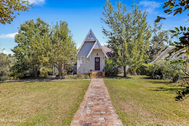 view of front of property featuring a front yard