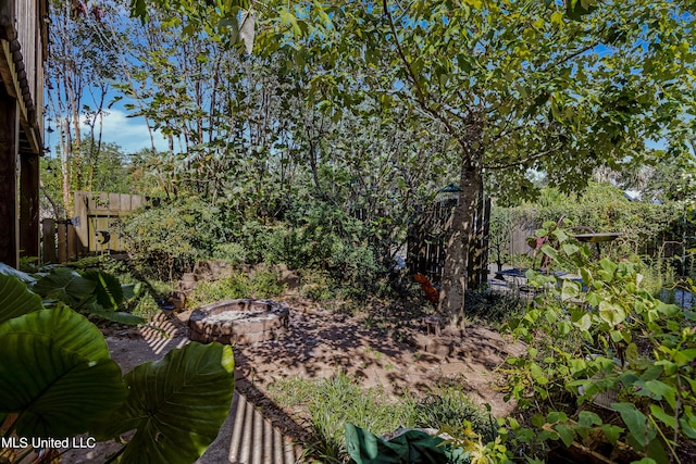 view of yard featuring an outdoor fire pit