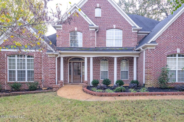 8679 Saddle Creek Dr, Olive Branch, MS 38654 - traditional home featuring brick siding, a front yard, and roof with shingles