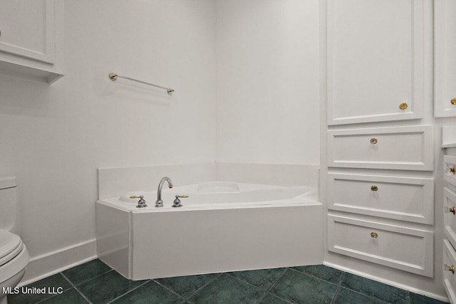 21 Breakers Ln, Ridgeland, MS 39157 - full bathroom featuring toilet, a garden tub, tile patterned flooring, and baseboards