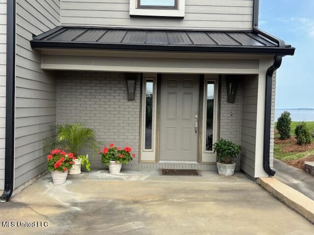 21 Breakers Ln, Ridgeland, MS 39157 - property entrance featuring brick siding