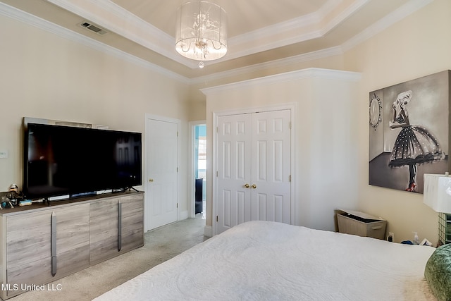 bedroom with a chandelier, visible vents, ornamental molding, a tray ceiling, and carpet