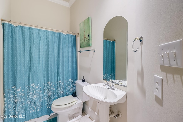 full bathroom with curtained shower, a sink, toilet, and tile patterned floors