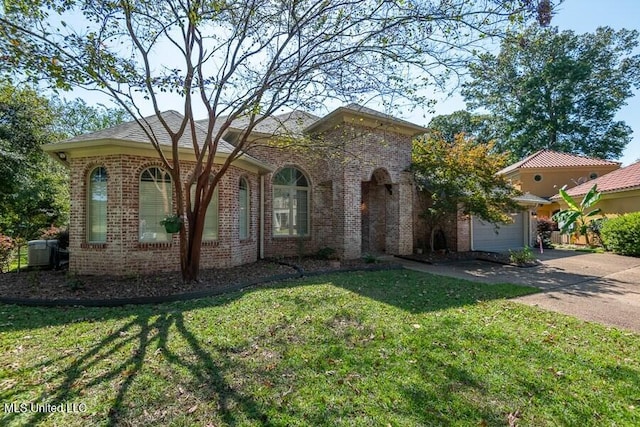 view of front facade featuring a garage and a front lawn