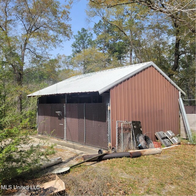 view of outdoor structure featuring an outbuilding