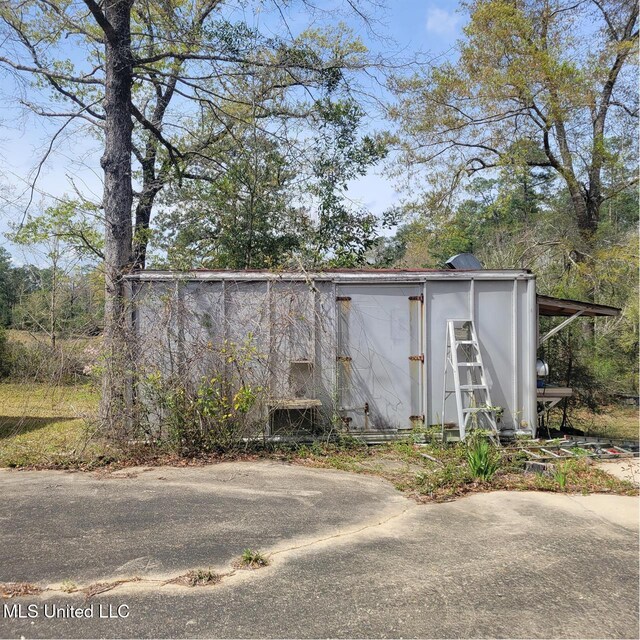 view of outdoor structure with an outbuilding