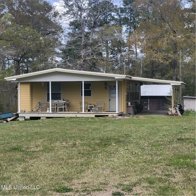 view of front facade featuring a carport, a porch, and a front yard