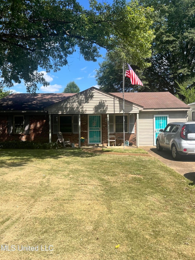 single story home with a front yard