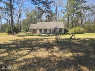 view of front of property with a front lawn