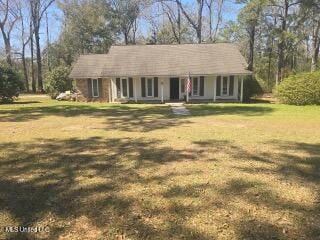 view of front of property featuring a front lawn