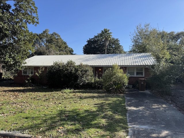 single story home featuring a front lawn