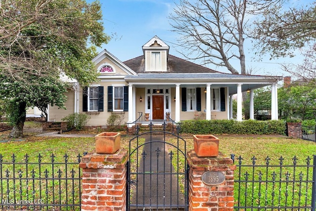 view of front of property featuring a front lawn