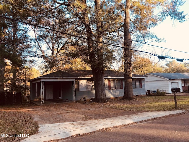 ranch-style home with driveway