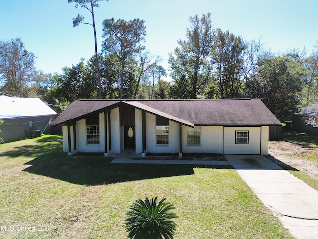 single story home featuring a porch and a front yard