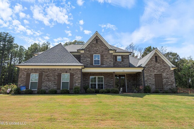 view of front of property featuring a front lawn