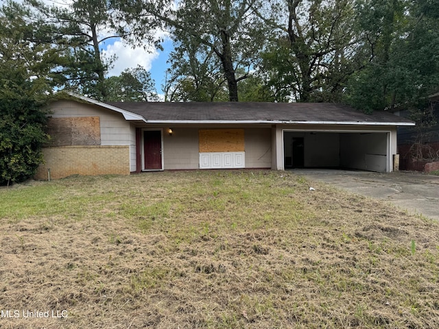 view of front facade featuring a front yard