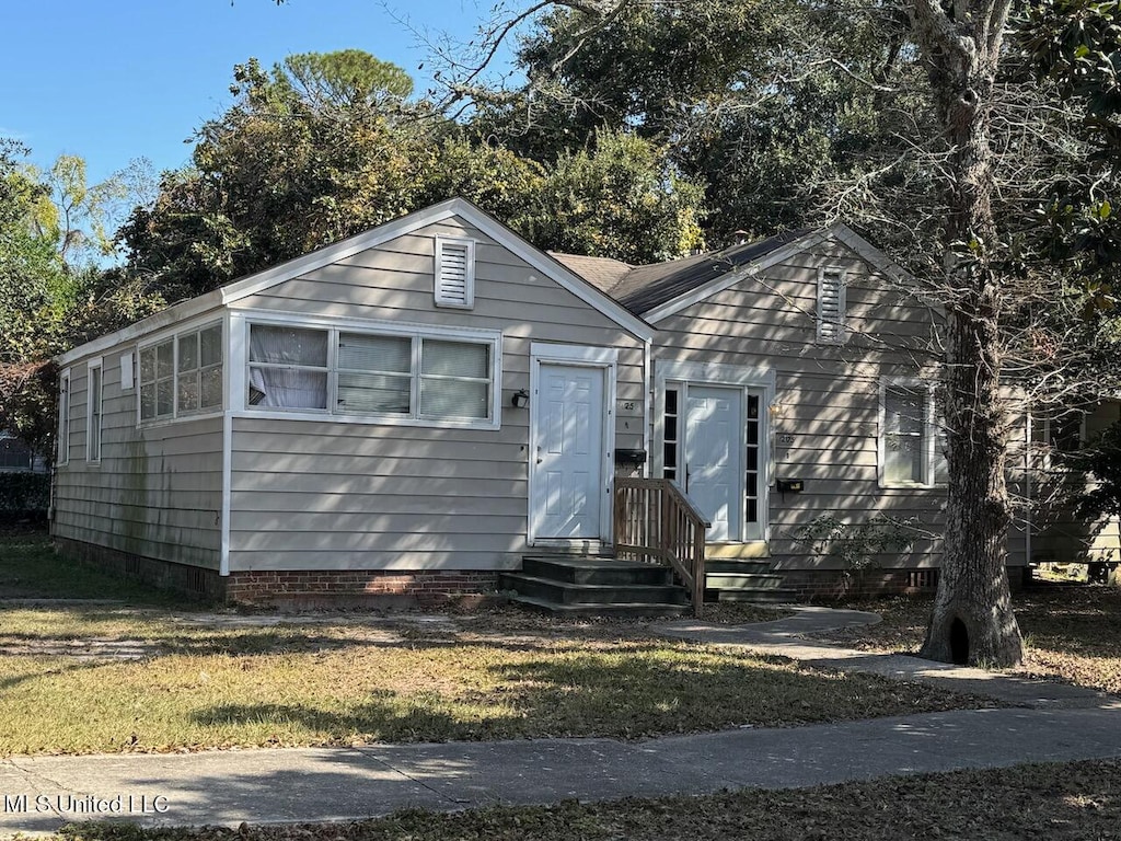 view of front of house with a front yard