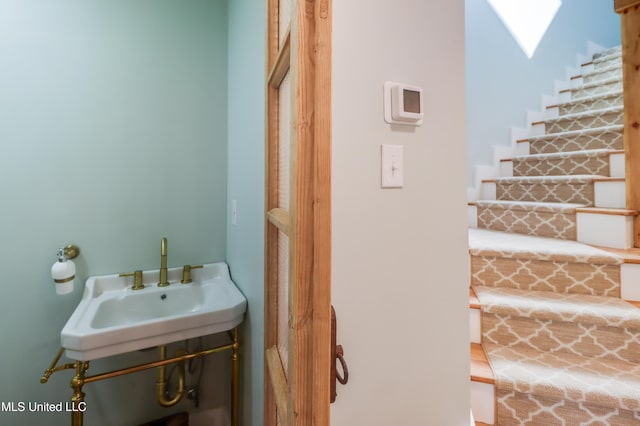 bathroom featuring a sink