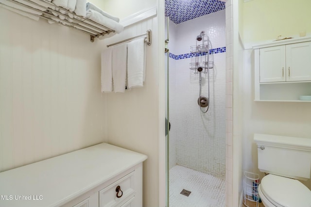 full bathroom featuring a stall shower and toilet