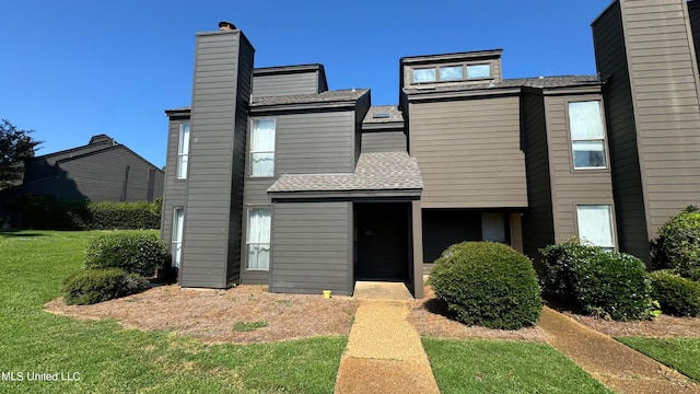 view of front facade with a front yard