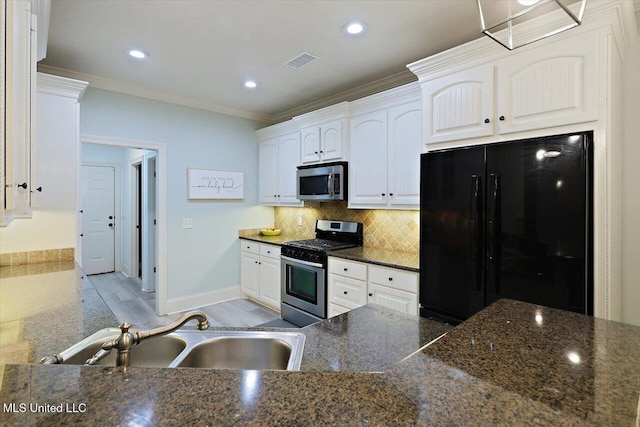 131 Stillhouse Creek Dr, Madison, MS 39110 - kitchen featuring stainless steel appliances, a sink, crown molding, white cabinetry, and tasteful backsplash