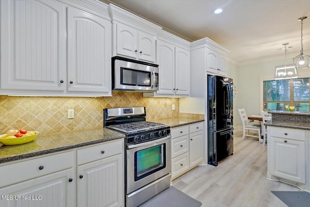 131 Stillhouse Creek Dr, Madison, MS 39110 - kitchen featuring appliances with stainless steel finishes, white cabinetry, a chandelier, light wood-style floors, and decorative backsplash