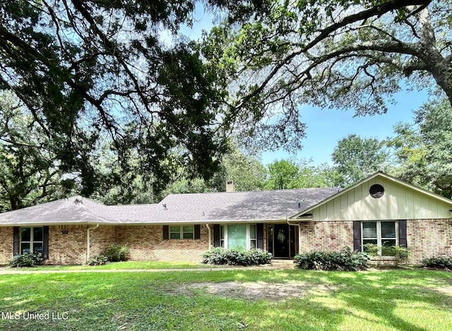 ranch-style home featuring a front lawn