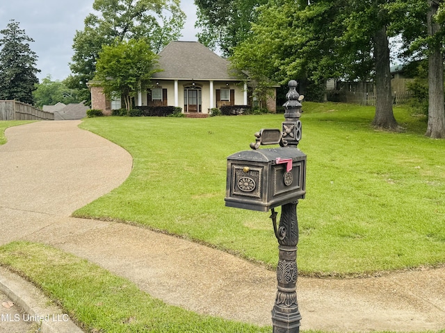 8 Audubon Pl, Natchez, MS 39120 - exterior space with fence