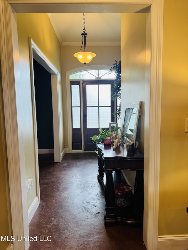 8 Audubon Pl, Natchez, MS 39120 - entryway featuring ornamental molding and baseboards