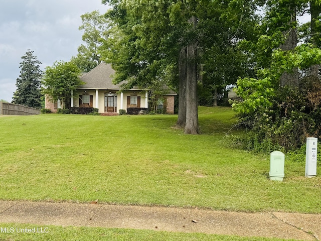 8 Audubon Pl, Natchez, MS 39120 - view of front facade featuring fence, a front yard, and roof with shingles