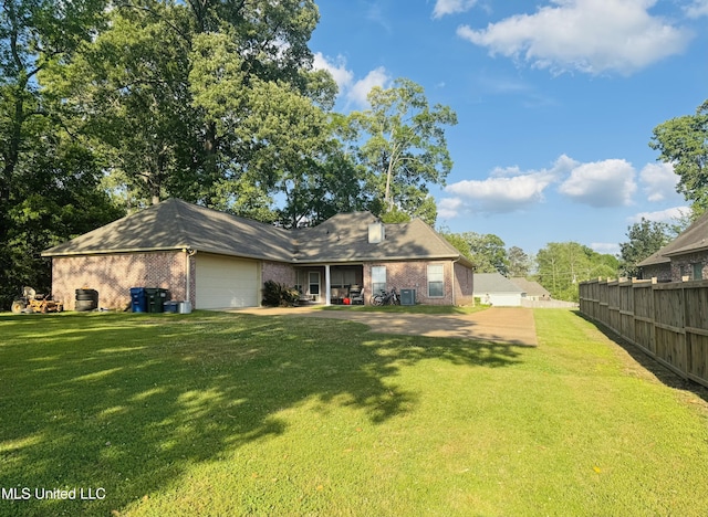 8 Audubon Pl, Natchez, MS 39120 - back of property featuring fence, a yard, and brick siding
