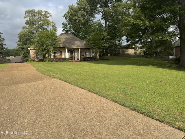 8 Audubon Pl, Natchez, MS 39120 - view of yard featuring covered porch and fence