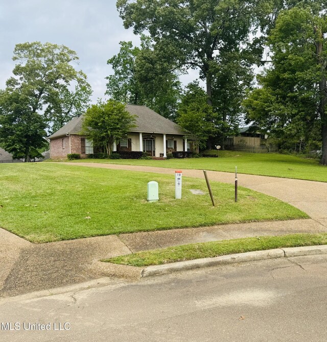 8 Audubon Pl, Natchez, MS 39120 - view of front of house featuring a front lawn