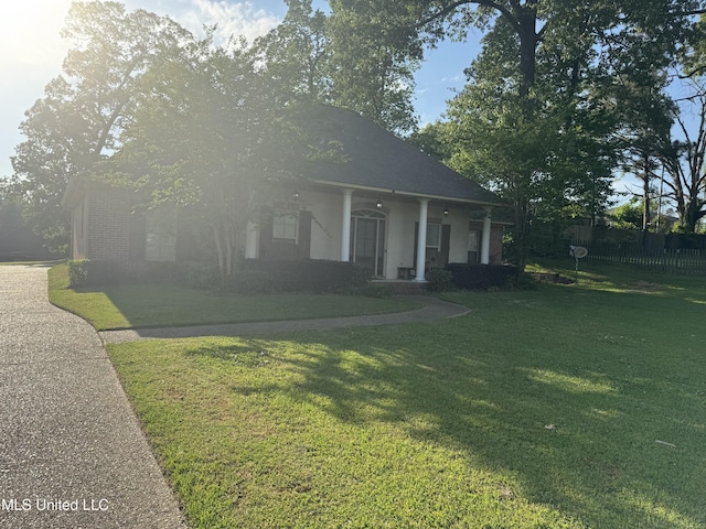 8 Audubon Pl, Natchez, MS 39120 - view of front of property with fence and a front yard