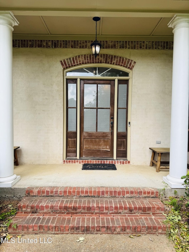 8 Audubon Pl, Natchez, MS 39120 - entrance to property featuring covered porch and stucco siding