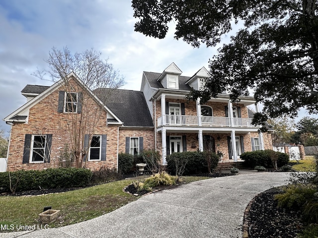 view of front of home featuring a balcony