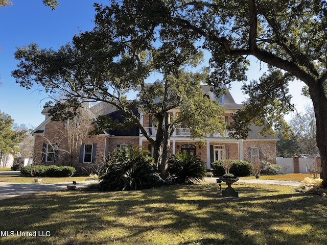 view of front of house with a front yard