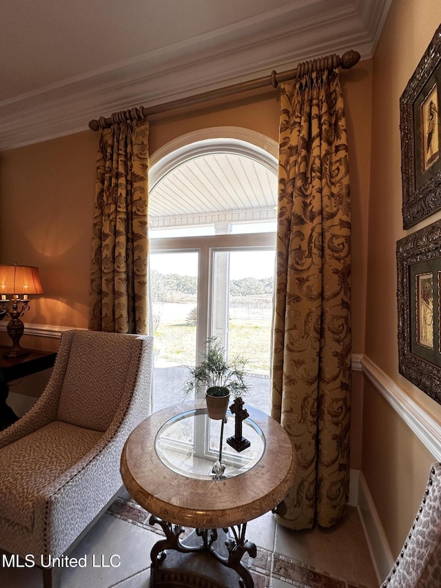 sitting room with crown molding