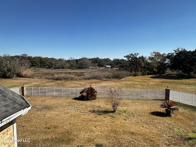 view of yard featuring a rural view