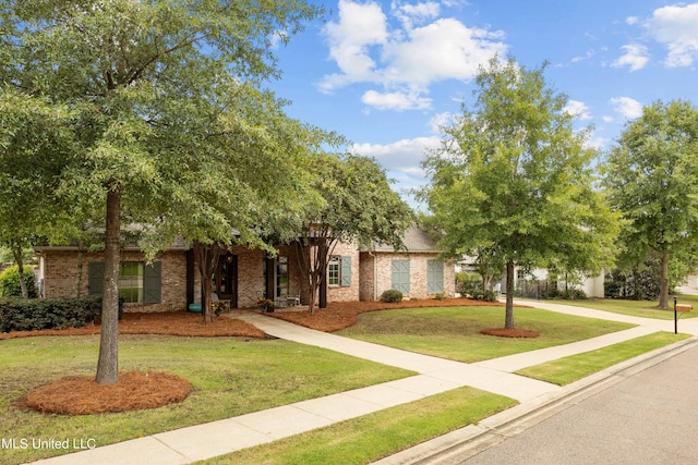 view of front of house featuring a front lawn