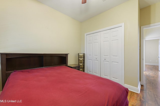 bedroom with ceiling fan, a closet, and wood-type flooring